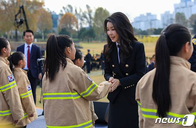 김건희 여사가 9일 서울 용산어린이정원 잔디마당에서 열린 제61주년 소방의 날 기념식에서 합창단 어린이들을 격려하고 있다. (대통령실 제공) 2023.11.9/뉴스1 ⓒ News1 오대일 기자