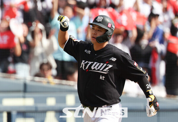 5일 서울 송파구 잠실야구장에서 열린 2024 KBO 준플레이오프 1차전 kt 위즈와 LG 트윈스의 경기, 2회 초 무사 1루 상황 kt 문상철이 투런홈런을 친 뒤 그라운드를 돌고 있다. 사진┃뉴시스