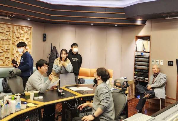 강혜연 '천치바보야' 작업 회의 중인 남기연.&nbsp;[사진제공=남기연]