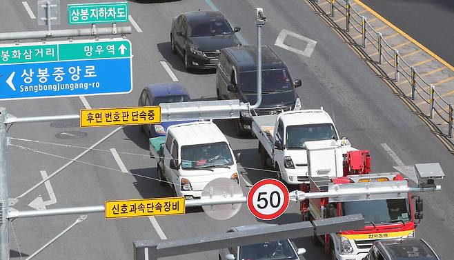 지난 2023년 3월 30일 서울 중랑구 망우로 상봉지하차도 앞 도로에 신호과속단속장비 및 후면 무인교통단속장비가 설치되어 있다. /뉴스1