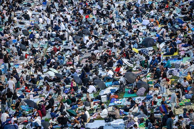 5일 서울 영등포구 여의도한강공원이 2024 서울세계불꽃축제를 찾은 관람객들로 붐비고 있다./뉴시스