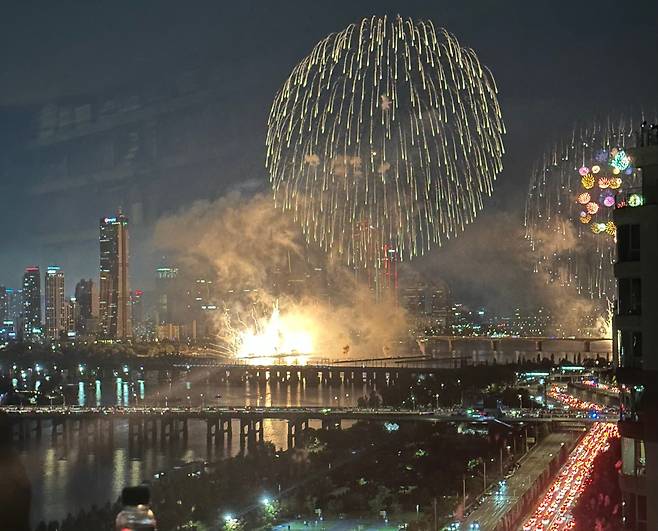 한강변 아파트에서 바라본 불꽃축제 전망./뉴스1