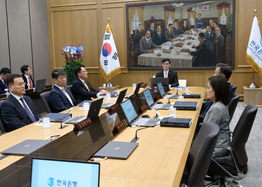 이창용 한국은행 총재가 8월 22일 서울 중구 한국은행 본관에서 열린 금융통화위원회를 주재하고 있다. 연합뉴스