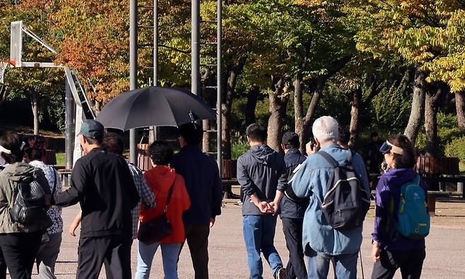 4일 서울 여의도공원에서 시민들이 걸어가고 있다. 기상청은 5일 아침 최저기온 7∼18도, 낮 최고기온 22∼27도로 예보했다. 연합뉴스