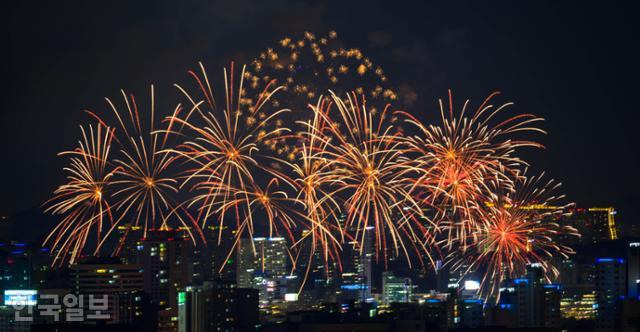 '2024 서울세계불꽃축제'에서 미국팀 공연이 펼쳐지고 있다. 최주연 기자