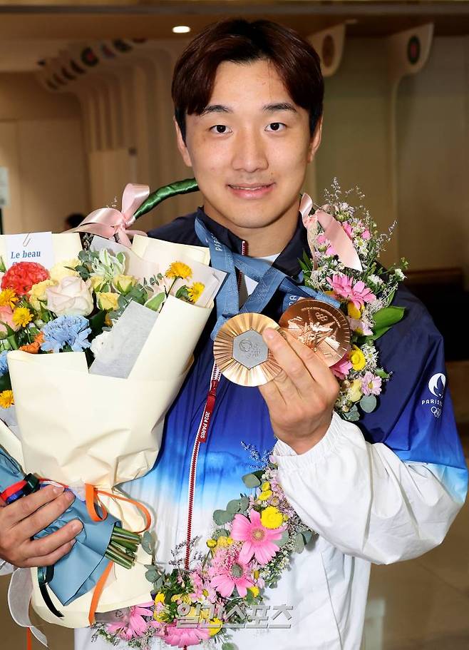 대한민국 유도대표팀 선수들이 2024 파리올림픽을 마치고 5일 오후 인천국제공항을 통해 귀국했다. 이준환이 입국장에서 메달을 들고 포즈를 취하고 있다. 유도대표팀은 이번 파리올림픽에서 개인전 은메달 2개(남자 100㎏ 이상급 김민종, 여자 57㎏급 허미미)와 동메달 2개(남자 81㎏급 이준환, 여자 78㎏ 이상급 김하윤)를, 혼성단체전에서 동메달을 획득하며 메달 5개를 따내는 성적을 거뒀다. 인천공항=김민규 기자 mgkim1@edaily.co.kr /2024.08.05/