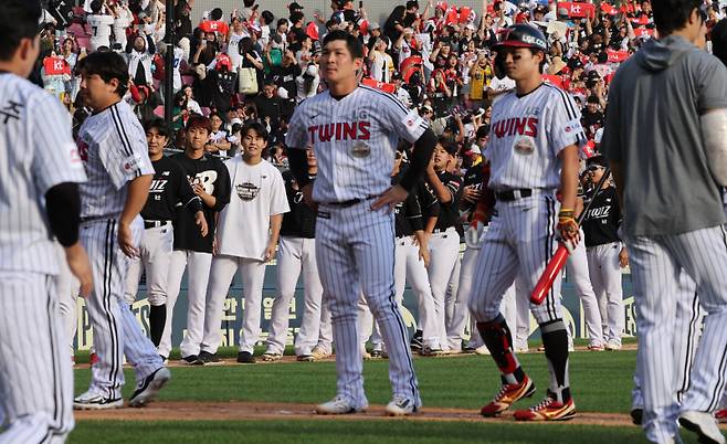 <yonhap photo-3254="">(서울=연합뉴스) 한상균 기자 = 5일 잠실야구장 프로야구 kt와 LG 준플레이오프 1차전. 경기 종료 후 패배한 LG 선수들이 아쉬워하고 있다. 2024.10.5 xyz@yna.co.kr/2024-10-05 16:57:14/ <저작권자 ⓒ 1980-2024 ㈜연합뉴스. 무단 전재 재배포 금지, AI 학습 및 활용 금지></yonhap>