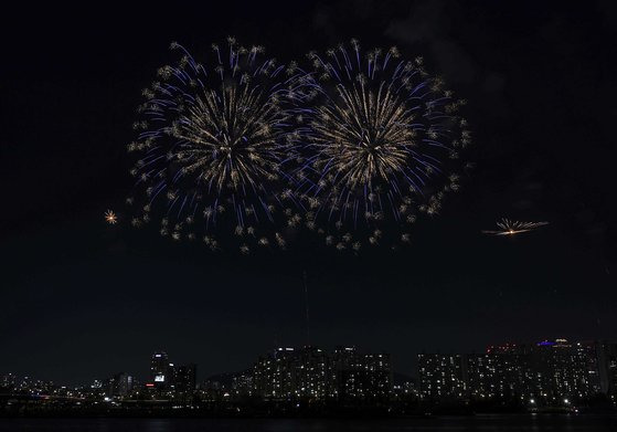 5일 서울 영등포구 여의도한강공원 일대에서 열린 2024 서울세계불꽃축제에서 미국의 불꽃들이 밤하늘을 수놓고 있다. 뉴시스