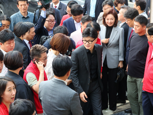 ▲ 한동훈 국민의힘 대표가 지난달 27일 부산 금정구 옛 침례병원에 들어서고 있다. 한 대표는 10·16 기초단체장 재보궐선거 지역인 부산 금정구를 찾아 윤일현 부산 금정구청장 후보 지지를 호소했다. 연합뉴스