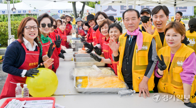 5일 평택시 포승읍 소방관 이병곤길 일원에서 열린 제1회 국민과 함께 119 메모리얼데이에서 국수나눔 봉사를 펼친 S.M CLUB과 B.B.S 송탄여성분회,젋은평택봉사단원이 기념촬영을 하고 있다. 윤원규기자