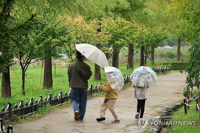 가족과 가을 산책/사진=연합뉴스