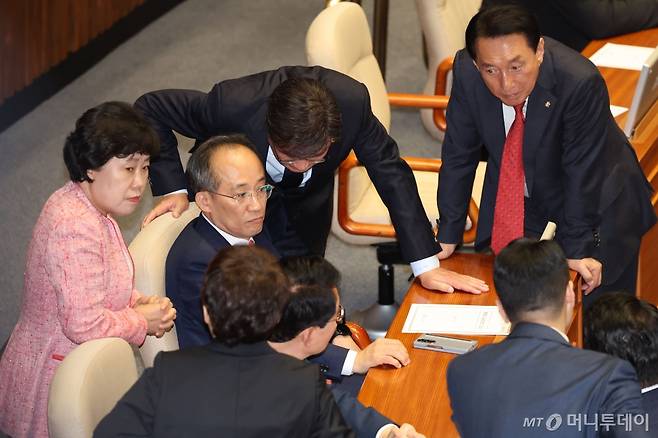 추경호 국민의힘 원내대표와 여당 의원들이 4일 오후 서울 여의도 국회에서 열린 제418회 국회(정기회) 제10차 본회의에서 김건희-순직해병 특검법, 지역화폐법 재의의건이 부결되고 심각한 표정을 짓고 있다. 2024.10.04. /사진=뉴시스 /사진=권창회