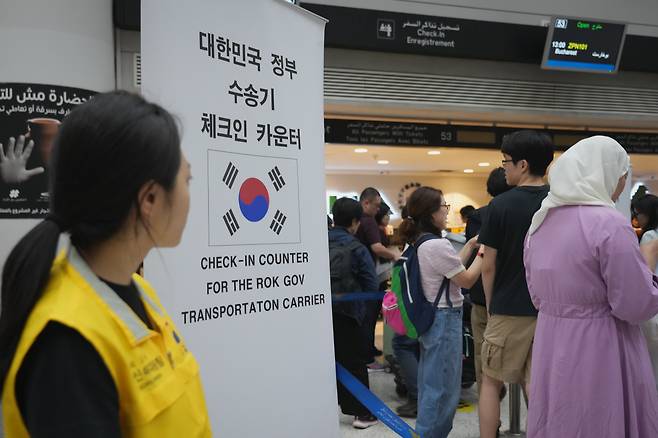 레바논에 거주 중인 우리 국민 96명과 레바논 국적의 가족 1명 등 총 97명이 4일(현지시간) 우리 군 수송기(KC-330 시그너스)를 통해 귀국길에 올랐다. [외교부 제공]