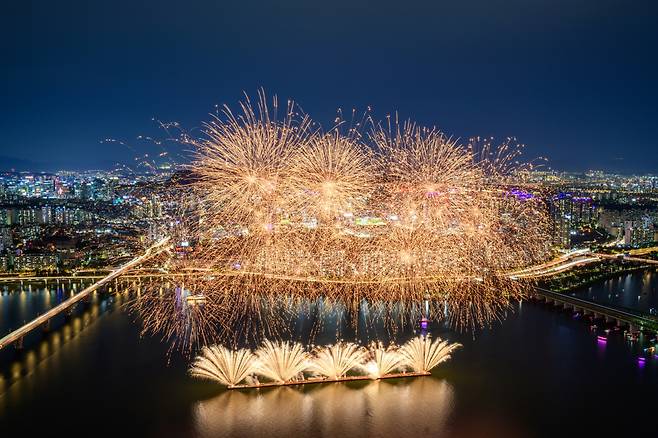 지난해 열린 한화와 함께하는 ‘서울세계불꽃축제 2023’의 불꽃 공연 모습[한화 제공]