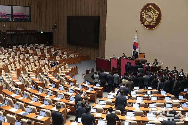 지난달 26일 서울 여의도 국회에서 열린 제418회국회(정기회) 제9차 본회의에서 방송4법(방송법·방송문화진흥회법·한국교육방송공사법·방송통신위원회법)과 노란봉투법(노동조합법 개정안), 전국민 25만원 지원법(민생회복지원금지급 특별조치법)재의의 건이 부결되고 더불어민주당 의원들이 회의장을 퇴장하자 국민의힘 의원들이 우원식 국회의장에게 항의하고 있다. 윤창원 기자