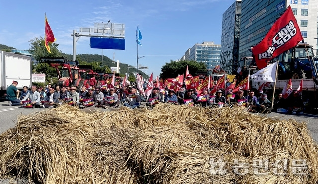 2일 전남도청 앞에서 전국농민회총연맹 광주전남연맹, 전국여성농민회총연합 광주전남연합, 전국쌀생산자협회 광주전남본부 소속 농민 160여명이 집회를 열고 벼멸구 피해의 자연재해 인정과 쌀값 안정화 대책을 촉구하고 있다.