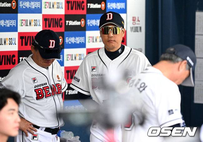 [OSEN=잠실, 이대선 기자] 프로야구&nbsp;KT 위즈의 가을 마법이 계속됐다. KT는 역대 최초로 와일드카드 결정전에서 업셋을 만들며 준플레이오프에 진출했다.KT는&nbsp;3일 서울 잠실구장에서 열린 2024 KBO리그 와일드카드 결정전 2차전에서&nbsp;두산에 1-0으로 승리했다.경기 종료 후 두산 이승엽 감독이 더그아웃을 나가고 있다. 2024.10.03 /sunday@osen.co.kr