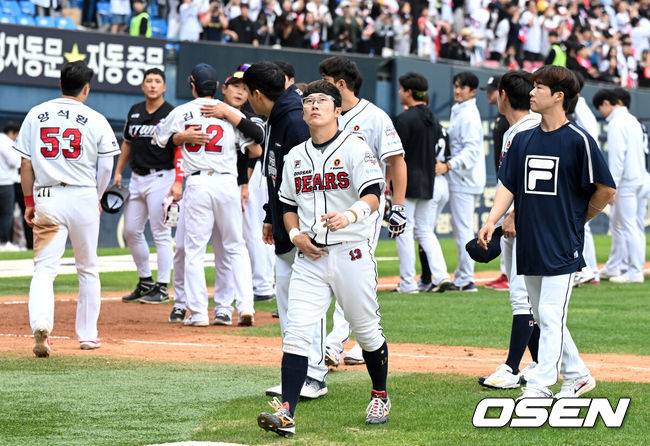 [OSEN=잠실, 이대선 기자] 프로야구&nbsp;KT 위즈의 가을 마법이 계속됐다. KT는 역대 최초로 와일드카드 결정전에서 업셋을 만들며 준플레이오프에 진출했다.KT는&nbsp;3일 서울 잠실구장에서 열린 2024 KBO리그 와일드카드 결정전 2차전에서&nbsp;두산에 1-0으로 승리했다.경기 종료 후 두산 선수들이 경기장을 나가고 있다. 2024.10.03 /sunday@osen.co.kr