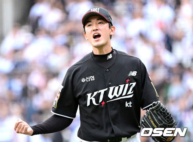 [OSEN=잠실, 최규한 기자] 3일 서울 잠실야구장에서 ‘2024 신한 SOL뱅크 KBO 포스트시즌’ 와일드카드 결정 2차전 두산 베어스와 KT 위즈의 경기가 열렸다.두산은 최승용, KT는 웨스 벤자민을 선발 투수로 내세웠다.8회말 두산 공격을 삼자범퇴로 막아낸 KT 고영표가 포효하고 있다 . 2024.10.03 / dreamer@osen.co.kr