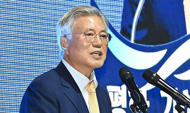 문재인 전 대통령이 4일 경기도 수원시 영통구 수원컨벤션센터에서 열린 10.4 남북정상선언 17주년 기념식에 참석해 기조연설을 하고 있다. 뉴시스