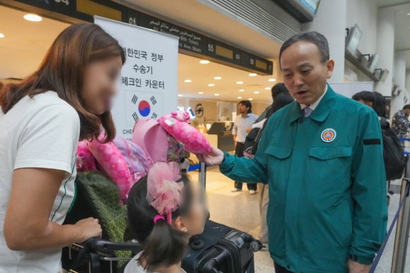 레바논 체류 재외국민 귀국 돕는 박일 대사 - 레바논 체류 재외국민들이 4일(현지시간) 레바논 베이루트 국제공항에서 귀국을 준비하며 박일 주레바논 한국대사의 안내를 받고 있다. 2024.10.5 외교부 제공