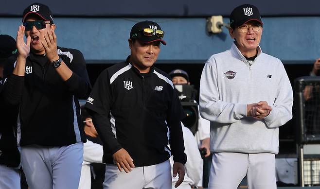 이강철 KT 감독이 5일 잠실에서 열린 LG와 준플레이오프 1차전 승리 후 선수들과 기분 좋게 인사하고 있다. 연합뉴스