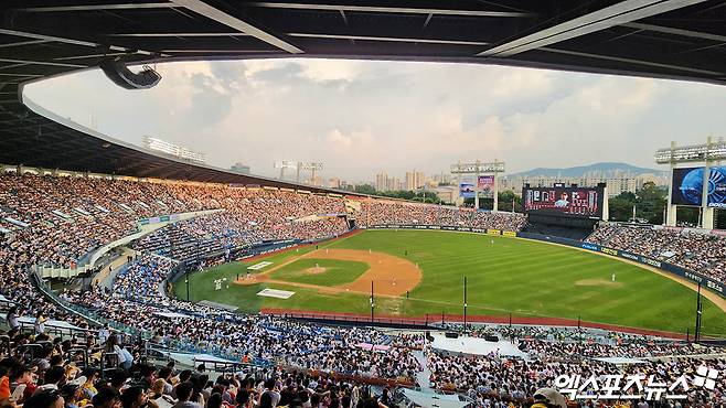 서울 잠실야구장에서 열린 KBO리그 경기에 만원 관중이 함께하고 있다. 5일 잠실야구장에서 펼쳐지는 LG 트윈스와 KT 위즈의 준플레이오프 1차전도 매진됐다. 엑스포츠뉴스 DB