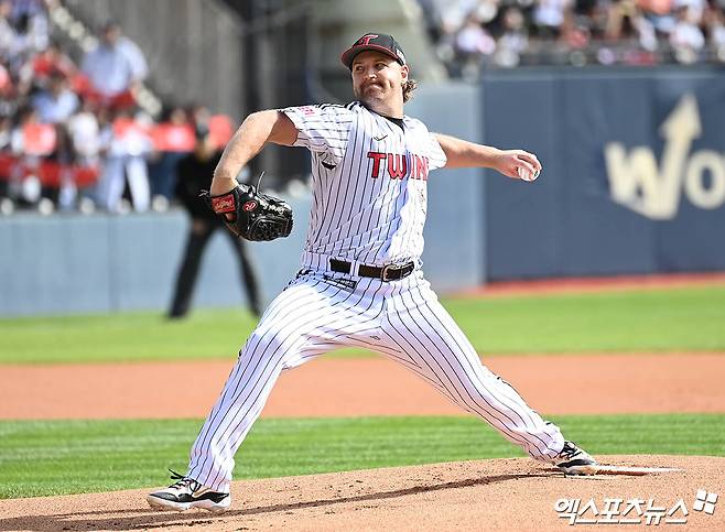 5일 오후 서울 송파구 잠실야구장에서 열린 '2024 신한 SOL Bank KBO 포스트시즌' KT 위즈와 LG 트윈스의 준플레이오프 1차전 경기, 1회초 LG 선발투수 엔스가 역투하고 있다. 잠실, 박지영 기자