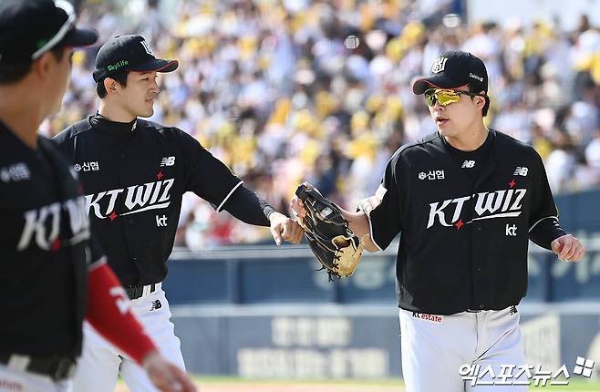 5일 오후 서울 송파구 잠실야구장에서 열린 '2024 신한 SOL Bank KBO 포스트시즌' KT 위즈와 LG 트윈스의 준플레이오프 1차전 경기, 2회말 종료 후 KT 선발투수 고영표하 더그아웃으로 향하며 1루수 문상철과 하이파이브를 나누고 있다. 잠실, 박지영 기자