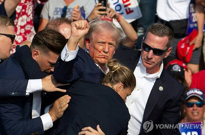 피격 당한 직후의 트럼프 전 미국 대통령 [AFP 연합뉴스 자료사진. 재판매 및 DB 금지]