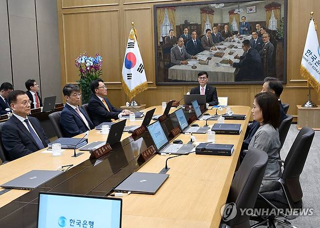 이창용 총재, 한국은행 금융통화위원회 주재 (서울=연합뉴스) 이창용 한국은행 총재가 22일 서울 중구 한국은행 본관에서 열린 금융통화위원회를 주재하고 있다. 2024.8.22 [사진공동취재단] photo@yna.co.kr