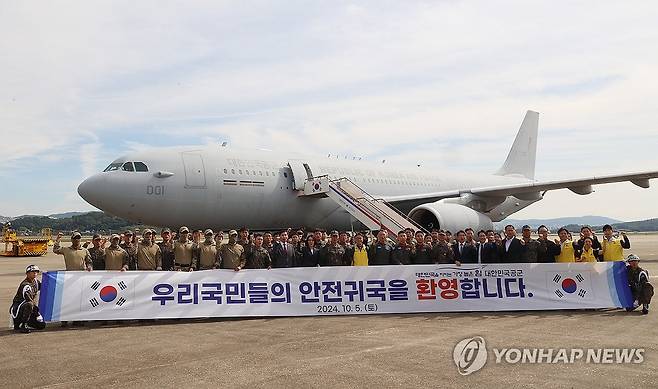 정부, 레바논 체류 국민 군수송기로 귀국 (성남=연합뉴스) 한상균 기자 = 무장단체 헤즈볼라를 상대로 한 이스라엘의 지상작전이 진행 중인 레바논 체류 국민 수송작전을 마친 군과 정부 관계자들이 5일 오후 서울공항에서 기념촬영을 하고 있다.  2024.10.5 [공동취재] xyz@yna.co.kr