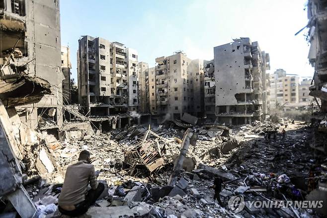 레바논 베이루트 남부에서 공습을 받아 쑥대밭이 된 주거건물 [AFP 연합뉴스. 재판매 및 DB 금지]