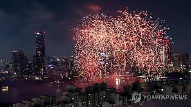 2024 서울세계불꽃축제 (서울=연합뉴스) 신현우 기자 = 5일 오후 서울 여의도 한강공원에서 열린 '2024 서울세계불꽃축제'에서 불꽃이 가을밤을 수놓고 있다. 2024.10.5 nowwego@yna.co.kr