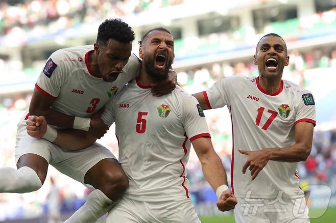 요르단 축구 대표팀 수비의 핵인 야잔 알 아랍(가운데). ⓒ AFP=뉴스1