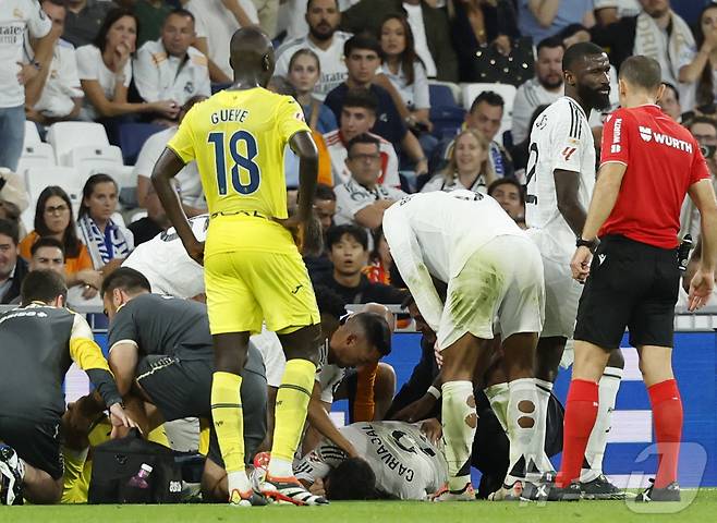 레알 마드리드 수비수 다니 카르바할이 6일(한국시간) 열린 2024-25 스페인 라리가 비야레알전에서 후반 추가시간 무릎을 크게 다쳤다. ⓒ AFP=뉴스1