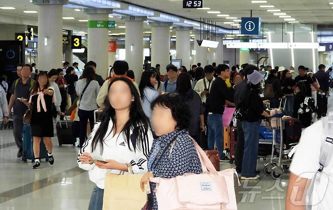 징검다리 연휴 마지막 날인 6일 오후 제주국제공항 3층 국내선 출발장이 일상으로 돌아가는 관광객들로 북적이고 있다.2024.10.6./뉴스1 ⓒ News1 오미란 기자