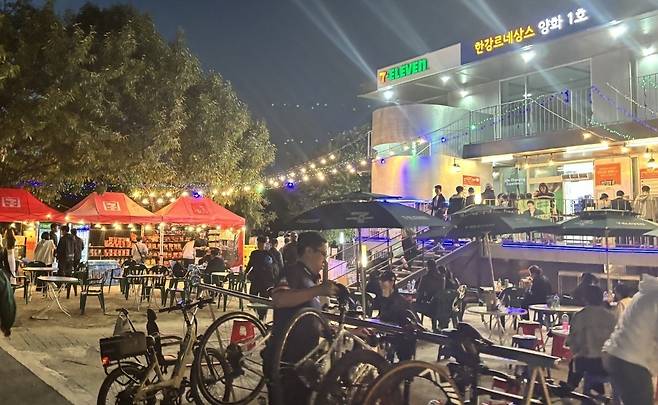 서울 양하 한강공원에 위치한 세븐일레븐(세븐일레븐 제공).