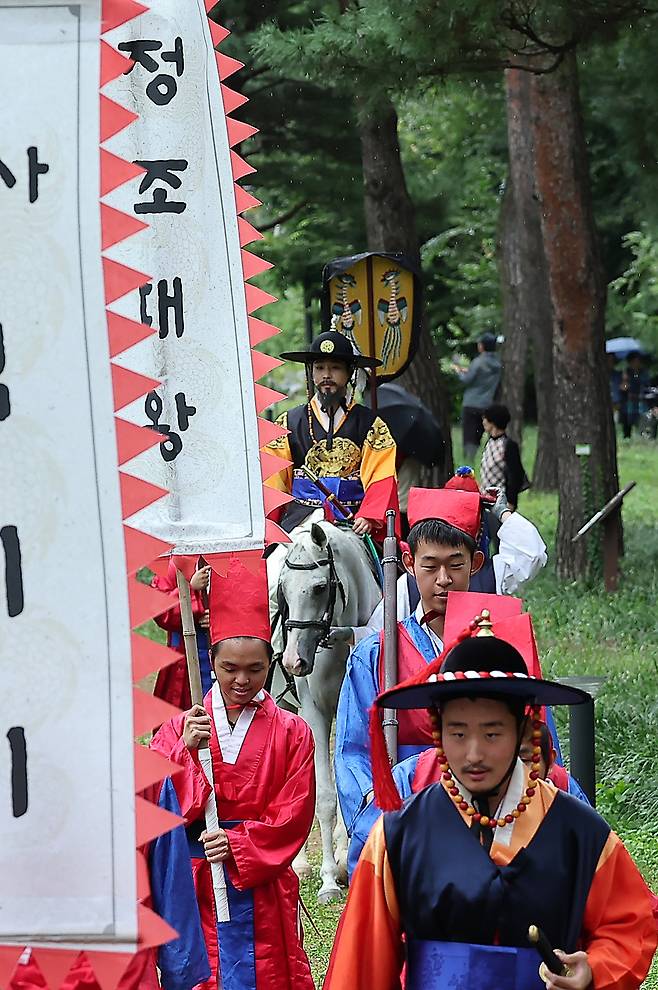 '2024 정조대왕 능행차 공동재현' 행사가 열린 6일 오후 경기 수원시 장안구 노송지대에서 능행차 행렬이 화성행궁으로 향하고 있다. 2024.10.6/뉴스1 ⓒ News1 김진환 기자