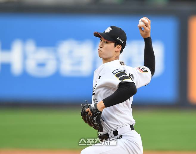 KT 선발투수 엄상백이 1일 수원케이티위즈파크에서 열린 2024 KBO리그 SSG와 5위 결정전에서 역투하고 있다. 수원 | 최승섭기자 thunder@sportsseoul.com