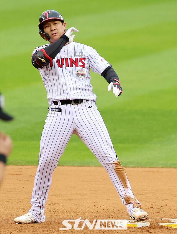 6일 오후 서울 송파구 잠실야구장에서 열린 2024 프로야구 준플레이오프 2차전 kt 위즈와 LG 트윈스의 경기, 5회말 2사 주자 1루에서 LG 오지환이 2루타를 날린 후 기뻐하고 있다. 사진┃뉴시스