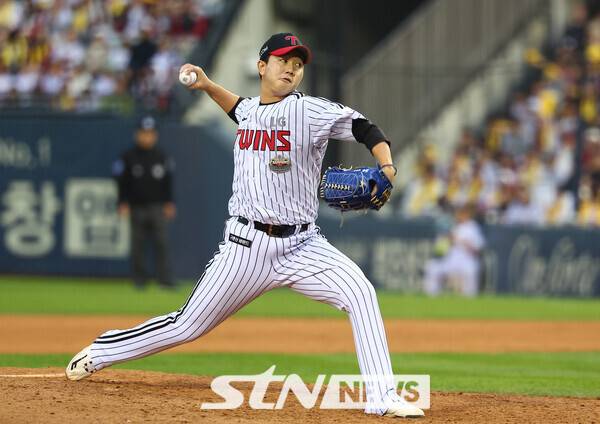 6일 오후 서울 송파구 잠실야구장에서 열린 2024 프로야구 준플레이오프 2차전 kt 위즈와 LG 트윈스의 경기, 9회초 LG 마무리 투수 유영찬이 역투하고 있다. 사진┃뉴시스