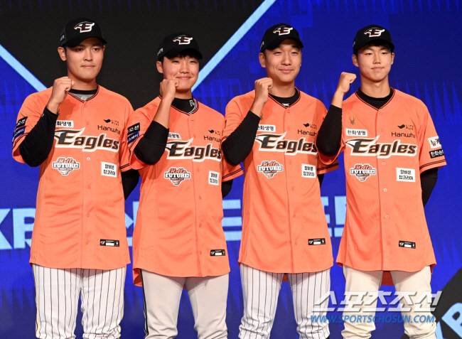 11일 롯데호텔 월드 서울에서 열린 2025 KBO 드래프트, 드래프트에서 한화 이글스에 지명된 2025 신인 선수들(왼쪽부터 한지윤, 정우주, 권민규, 배승수)이 포즈를 취하고 있다. 잠실=허상욱 기자 wook@sportschosun.com/2024.09.11/