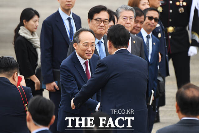 추경호 국민의힘 원내대표가 6일 오전 경기 성남시 서울공항에서 필리핀, 싱가포르 국빈 방문 및 라오스 아세안 정상회의를 위해 출국하는 윤석열 대통령을 환송하고 있다. /서울공항=장윤석 기자