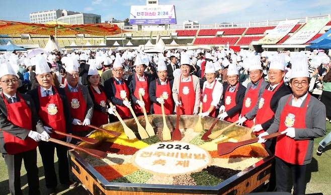 전북 전주시가 지난 5일 전주비빔밥축제에서 1963명이 함께 비빈 대형 비빔밥이 한국기록원(KRI)에 등재됐다. [이미지출처=연합뉴스]