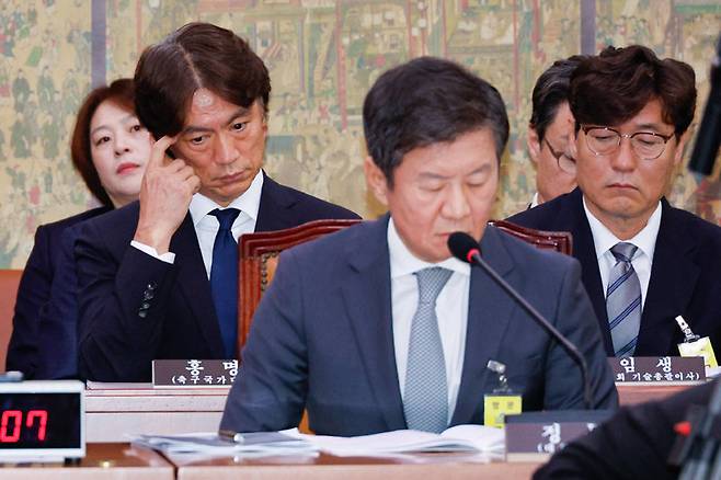 홍명보 축구대표팀 감독(왼쪽에서 두 번째)과 정몽규 대한축구협회장(가운데) 및 이임생 기술총괄이사(오른쪽)가 지난달 24일 서울 여의도 국회 문화체육관광위원회에서 열린 협회 현안질의에 출석했다. 뉴스1