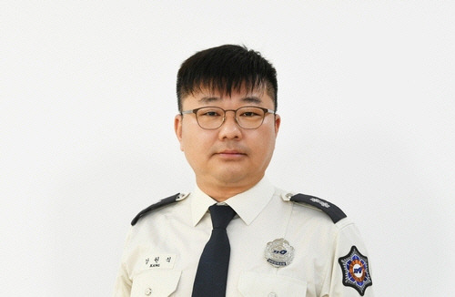 언론전문관인 강원식 소방경. 연합뉴스