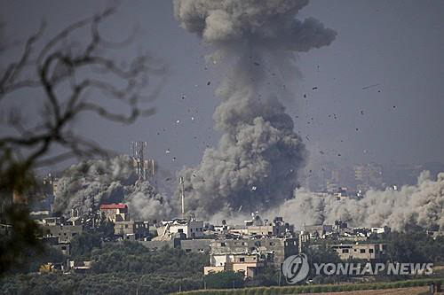 이스라엘의 가자지구 공습으로 피어오르는 연기. AP 연합뉴스