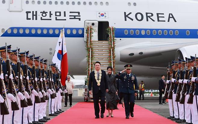 필리핀을 국빈 방문한 윤석열 대통령과 김건희 여사가 6일(현지시간) 필리핀 마닐라 니노이 아키노 국제공항에 도착, 의장대 사열을 받으며 공항을 나서고 있다. 사진=연합뉴스