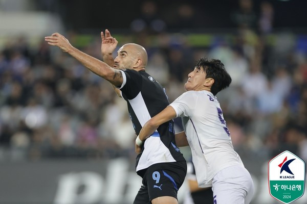 뮬리치(왼쪽, 수원삼성), 김영찬(FC안양). 한국프로축구연맹 제공